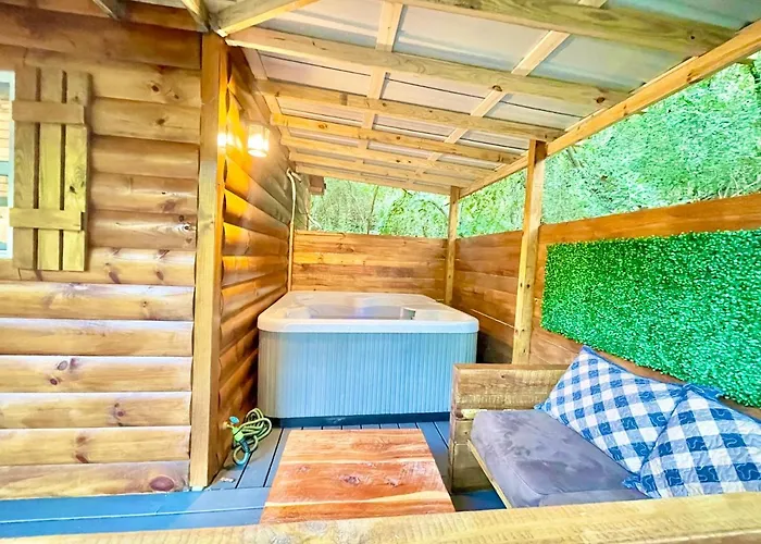 New Tiny Cabin Hot Tub Firepit Fenced Yard