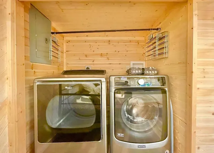 New Tiny Cabin Hot Tub Firepit Fenced Yard