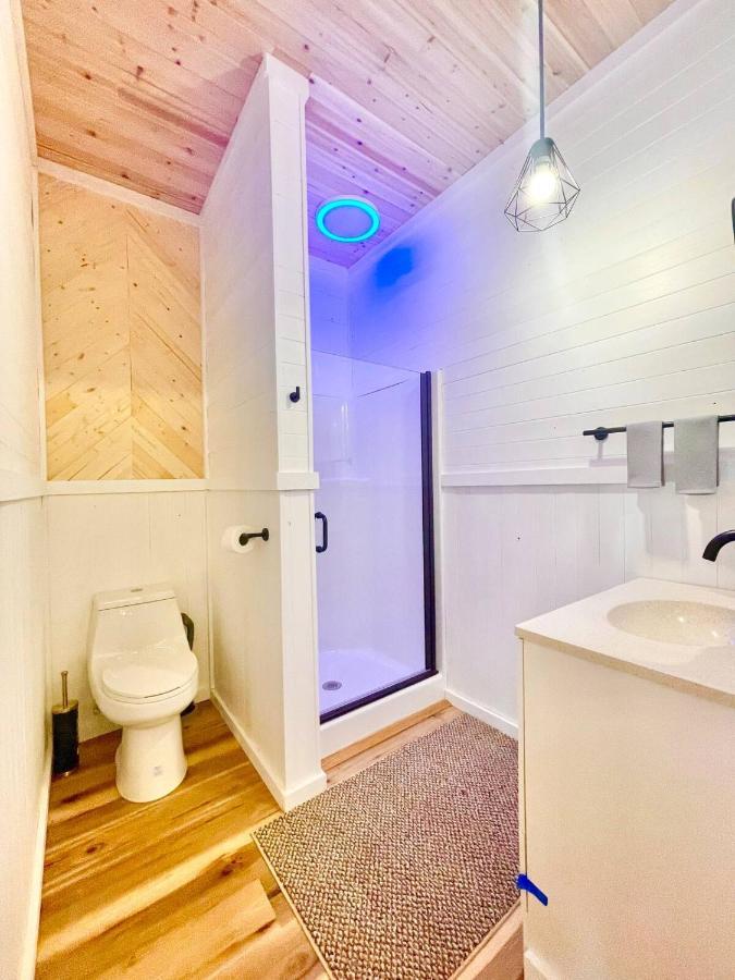 Holiday home New Tiny Hot Tub Firepit Fenced Yard *