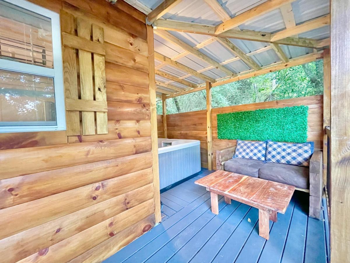 Holiday home New Tiny Hot Tub Firepit Fenced Yard