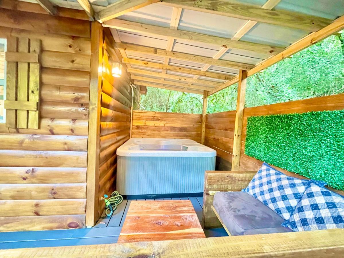 Holiday home New Tiny Hot Tub Firepit Fenced Yard