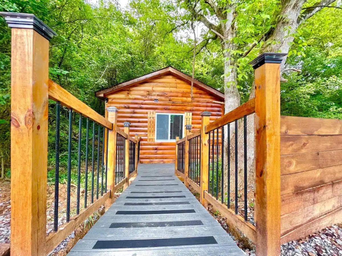 New Tiny Hot Tub Firepit Fenced Yard Holiday home *