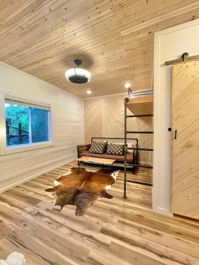 Holiday home New Tiny Hot Tub Firepit Fenced Yard *
