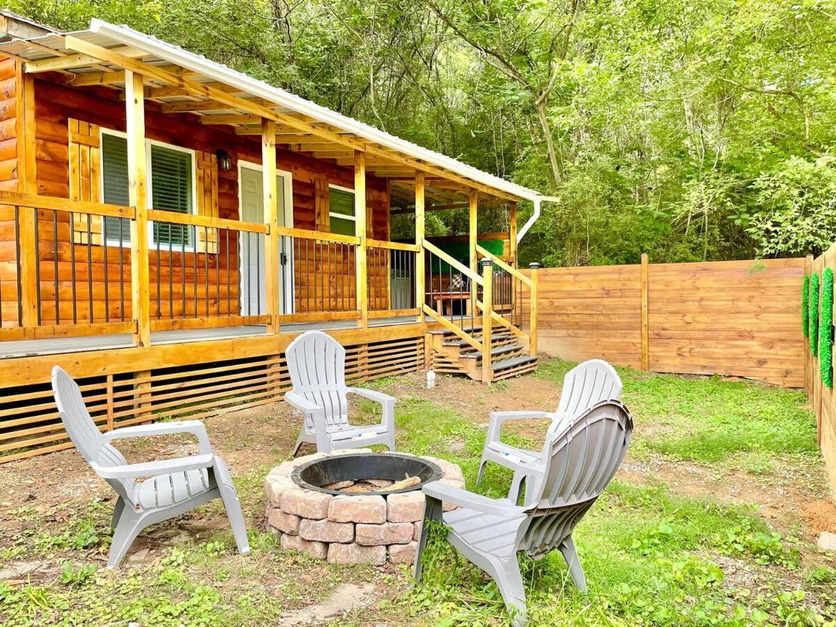New Tiny Hot Tub Firepit Fenced Yard Holiday home Sevierville