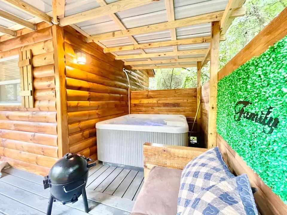 New Tiny Hot Tub Firepit Fenced Yard Holiday home *