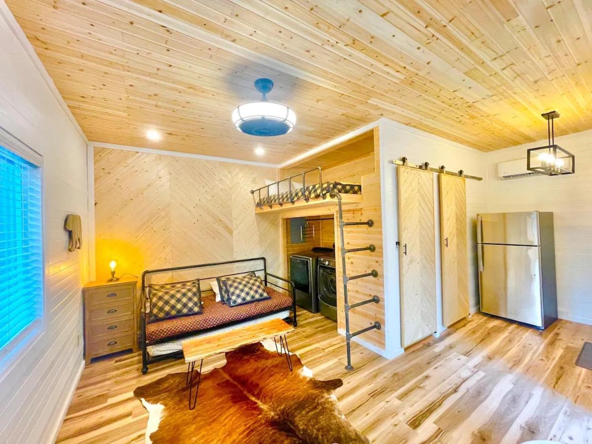 Holiday home New Tiny Hot Tub Firepit Fenced Yard *
